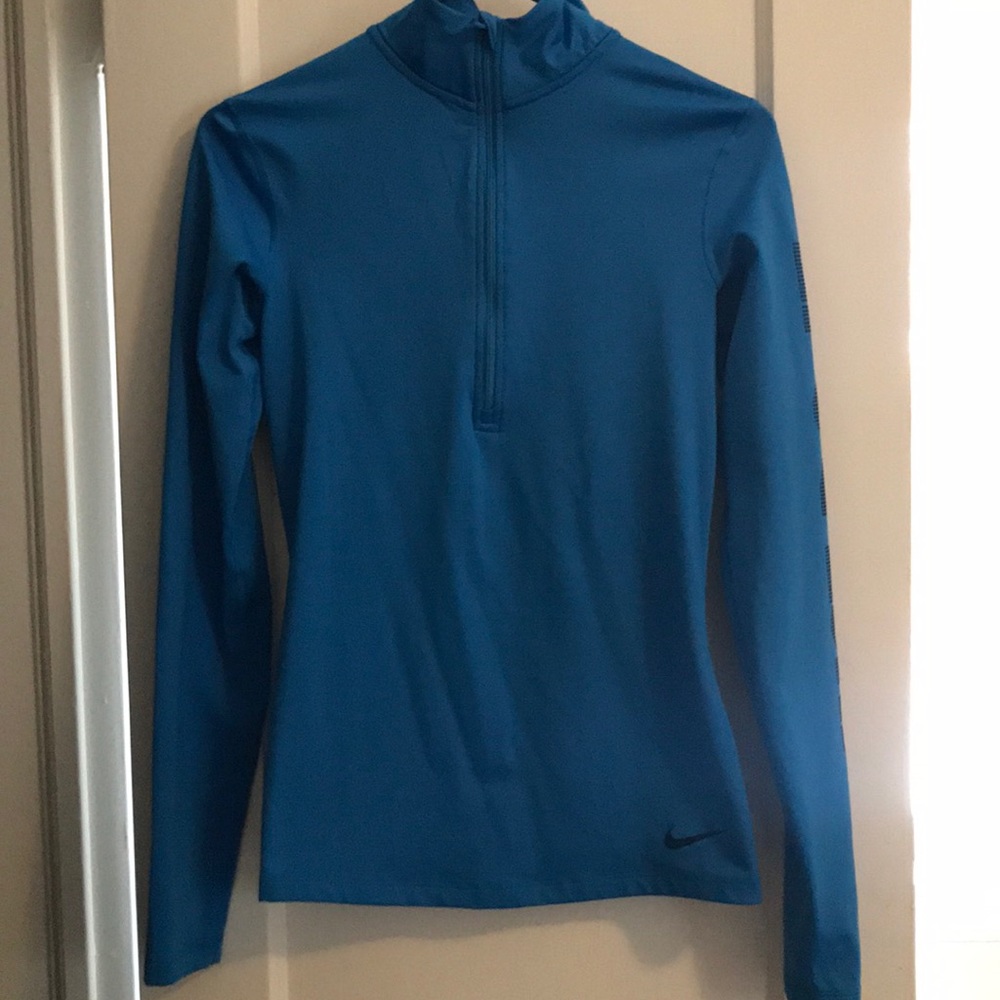 Nike dry fit top ⭐️⭐️12 HR SALE⭐️⭐️